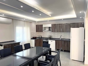 Kühlschrank, Mikrowelle, Ofen, Geschirrspüler