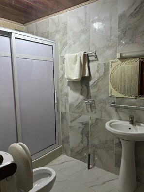 Executive suite, uitzicht op het water | Badkamer | Handdoeken, zeep, shampoo, toiletpapier