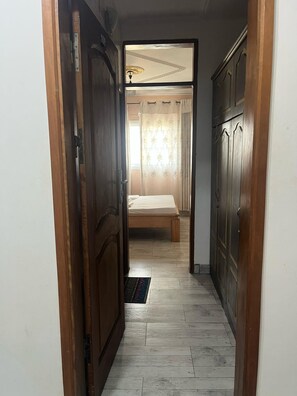 Quarto casal standard | Escrivaninha, espaço de trabalho para notebook