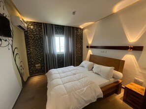 Kamar Double Deluks | Meja kerja, ruang kerja ramah laptop, dan setrika/meja setrika