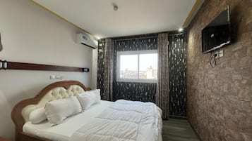 Deluxe Double Room | Desk, laptop workspace, iron/ironing board, free WiFi