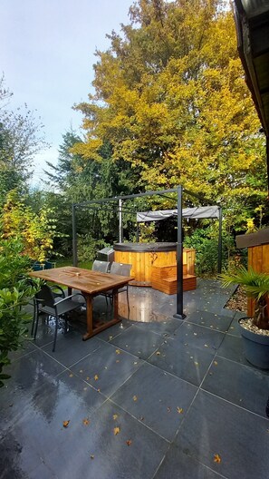Outdoor dining - Well-being and Nature: Le Cottage Exotique and its private Nordic bath with unlimited access (Saint-Christophe-sur-Condé)