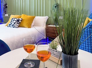 Deluxe studio suite | Een minibar, een bureau, een laptopwerkplek, een strijkplank/strijkijzer