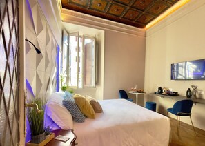 Habitación doble Deluxe | Minibar, escritorio y espacio para trabajar con laptop 