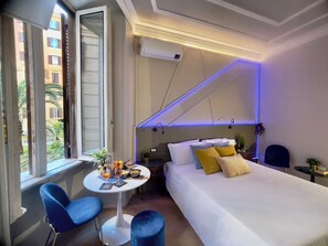 Habitación doble Deluxe | Minibar, escritorio y espacio para trabajar con laptop 