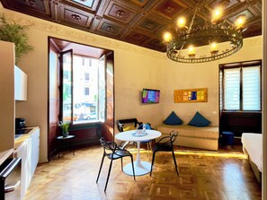 Suite estudio familiar | Zona de estar | Smart TV de 800 cm con canales digitales