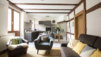 Apartamento, balcón, vistas al jardín | Zona de estar | Una televisión