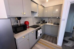 Kylskåp, mikrovågsugn, ugn och diskmaskin