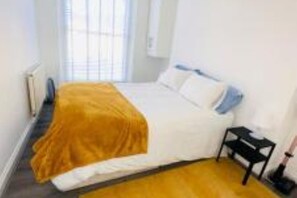 2 chambres, fer et planche à repasser, lit parapluie, draps fournis