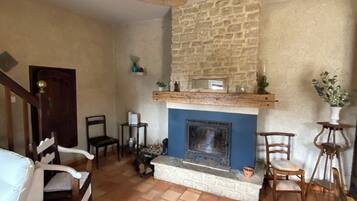 Télévision, cheminée, livres