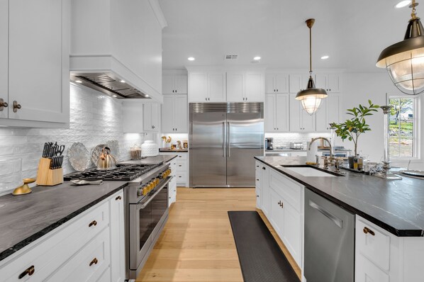 Kühlschrank, Mikrowelle, Wasserkocher mit Kaffee-/Teezubehör, Toaster