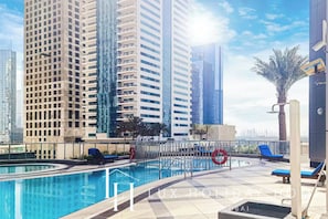 Outdoor pool - LUX The Dubai Marina View Suite 2 (Dubai)