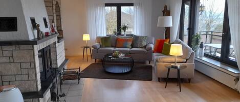 Smart TV, lareira, livros