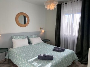 Familielejlighed - udsigt til pool | Lydisolering, gratis baby-/barnesenge, gratis Wi-Fi