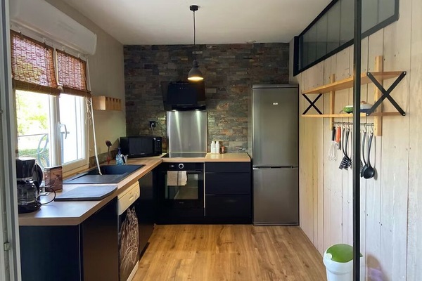 Apartamento família, vista para a piscina | Cozinha privada | Micro-ondas, fogão, cooktop, máquina de café expresso