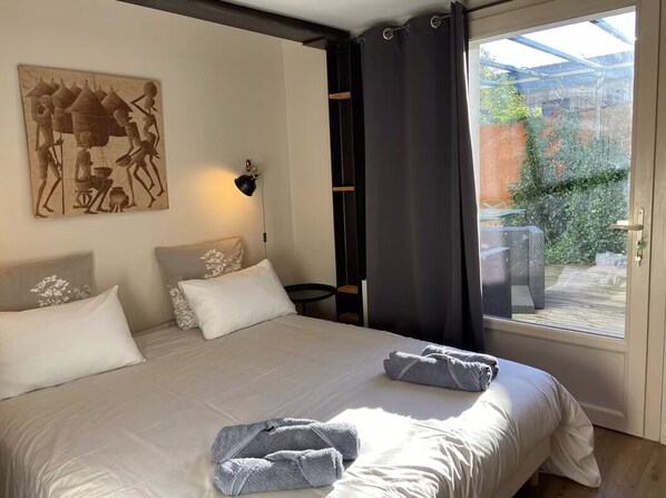 Penthouse Deluxe, 2 chambres, terrasse, vue piscine | Chambres insonorisées, lits bébé (gratuits), Wi-Fi gratuit
