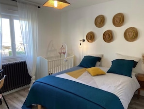 Apartemen Keluarga, pemandangan kolam renang | Kedap suara, tempat tidur lipat/tambahan, dan Wi-Fi gratis