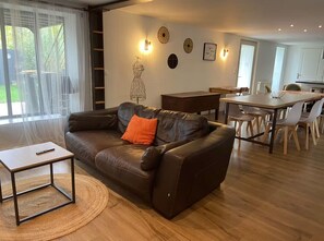 Deluxe-penthouselejlighed - 2 soveværelser - terrasse - udsigt til pool | Opholdsområde | 80-centimeters smart-tv med satellitkanaler