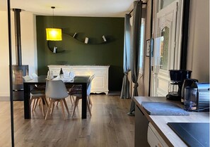 Family Apartment, Pool View | Living area | Smart TV
