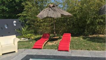 Kolam renang outdoor, dengan payung kolam renang dan kursi berjemur