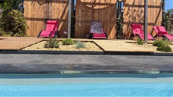 Piscine extérieure, parasols de plage, chaises longues