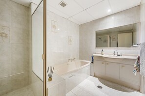 Een douche, een haardroger, handdoeken