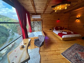 Suite Deluxe, vista a la montaña | 1 habitación, insonorización y wifi gratis 