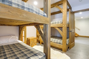 House (5 Bedrooms) | Interior