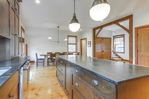 House (5 Bedrooms) | Interior