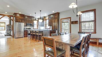 House (5 Bedrooms) | Interior