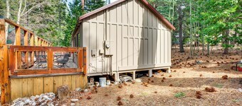 4 Mi to Lake Tahoe: Cozy Cabin w/ Deck!