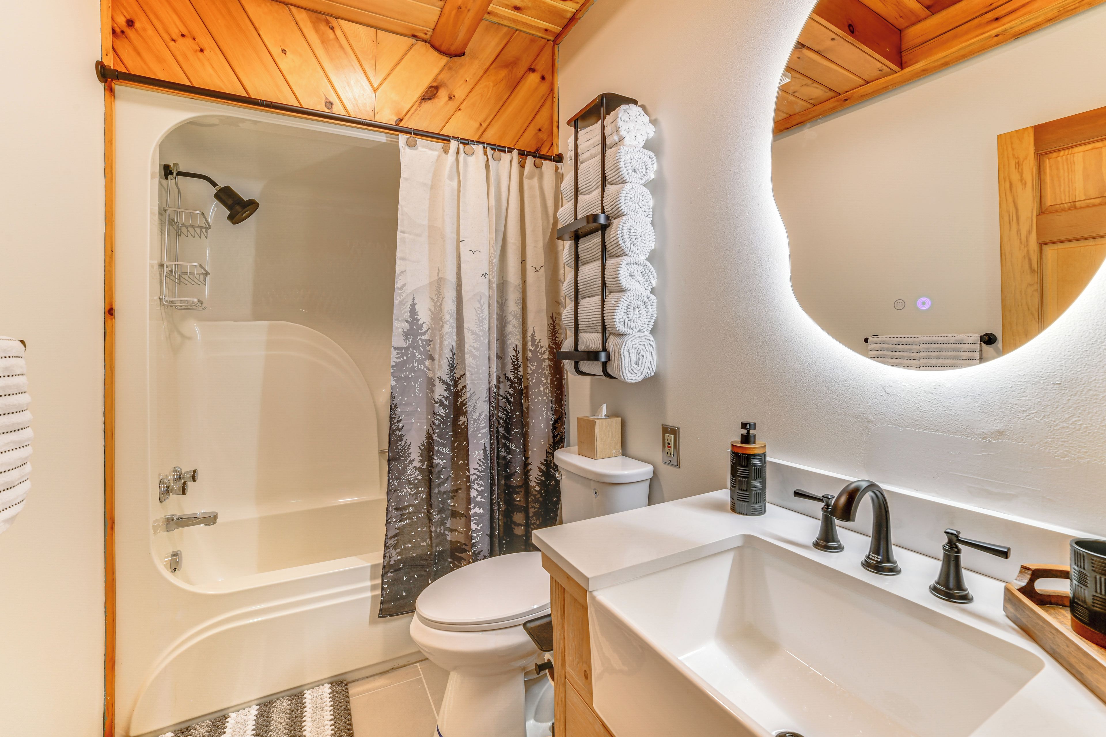 Un baño con bañera, inodoro y lavabo.