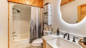 Un baño con bañera, inodoro y lavabo.