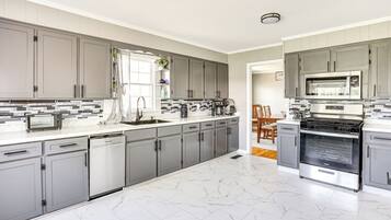 House (3 Bedrooms) | Interior