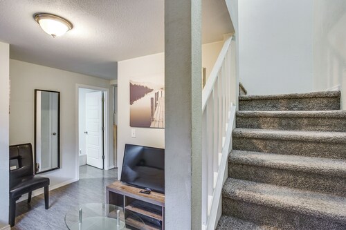 3 Mi to Dtwn Tacoma: Pet-friendly Home