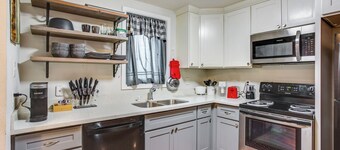 3 Mi to Dtwn Tacoma: Pet-friendly Home