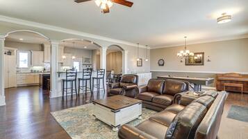 House (6 Bedrooms) | Interior