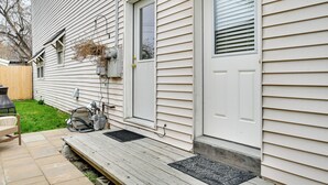 A house with a front porch, a door, and a window with blinds. - 2 Mi to Bitterroot River: Downtown Corvallis Apt! (Corvallis)