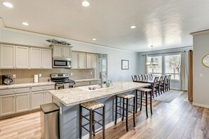 Interior - Kuna Group Getaway w/ Patio & Grill (Kuna)