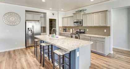 Kuna Group Getaway w/ Patio & Grill