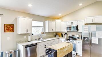 House (5 Bedrooms) | Interior