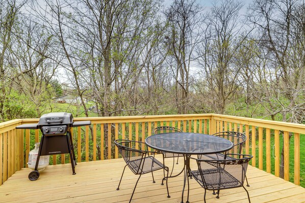 A wooden deck with a grill, metal table, and chairs. - 8 Mi to Ark Encounter: Family Home w/ Deck & Grill (Dry Ridge)