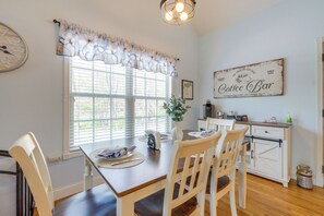 Cottage (2 Bedrooms) | Interior - 3 Mi to Hiawassee: 'berry Cute Country Cottage' (Hiawassee)