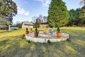 Cottage (2 Bedrooms) | Interior - 3 Mi to Hiawassee: 'berry Cute Country Cottage' (Hiawassee)