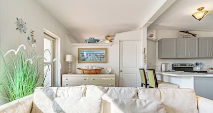 < 1 Mi to Beach: Hudson Apt w/ Fishing Dock Access
