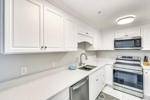 Apartment (3 Bedrooms) | Interior - Sleek Naples Condo w/ Balcony: Snowbirds Welcome! (Naples)