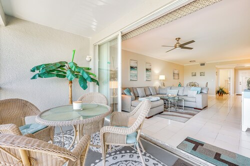 Sleek Naples Condo w/ Balcony: Snowbirds Welcome!