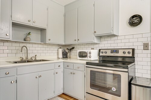 8 Mi to Beach: Cozy Condo Getaway in Wilmington!