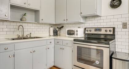8 Mi to Beach: Cozy Condo Getaway in Wilmington!