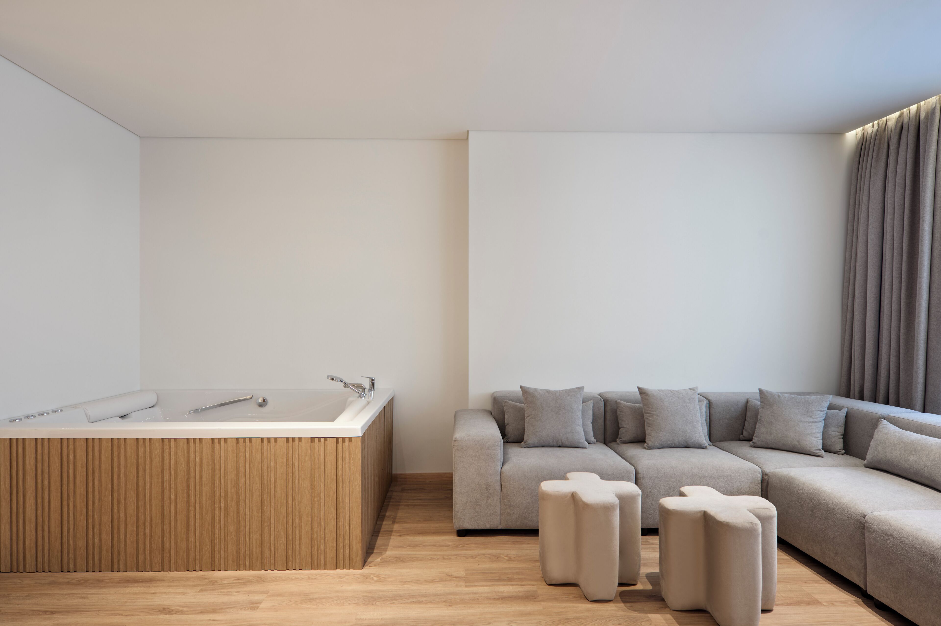 Suite | In-room safe, desk, laptop workspace, blackout drapes